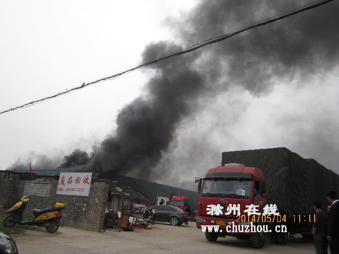 滁州在线-社会民生-滁城一彩钢板房失火黑烟冲天