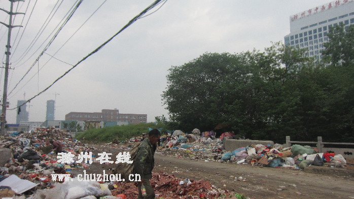 滁州在线-社会民生-滁州：医院旁垃圾成堆