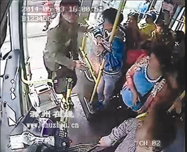 滁州在线-社会民生-乘客对公交司机挥拳相向