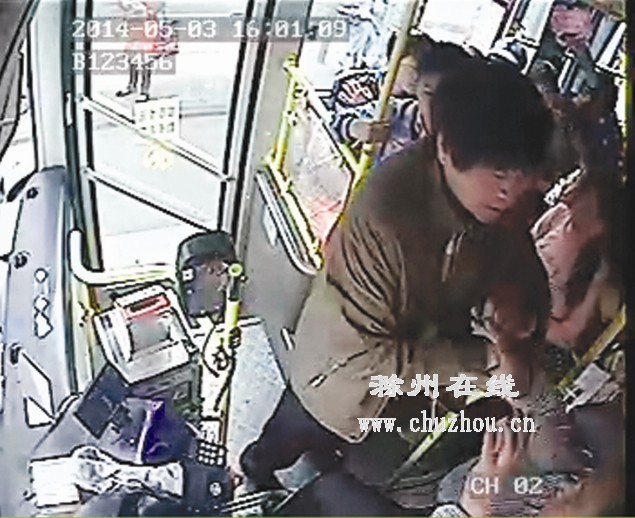 滁州在线-社会民生-乘客对公交司机挥拳相向