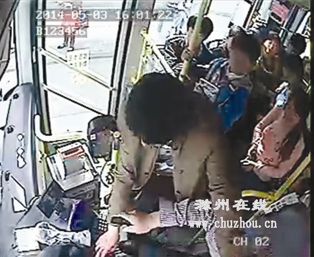 滁州在线-社会民生-乘客对公交司机挥拳相向