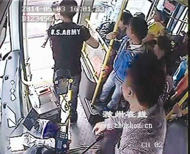 滁州在线-社会民生-乘客对公交司机挥拳相向
