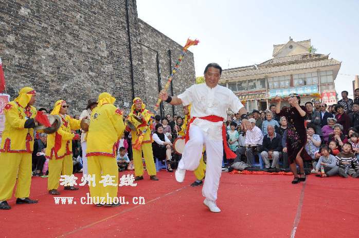 滁州在线-社会民生-滁州凤阳：舞起钱杆舞 赞美新生活