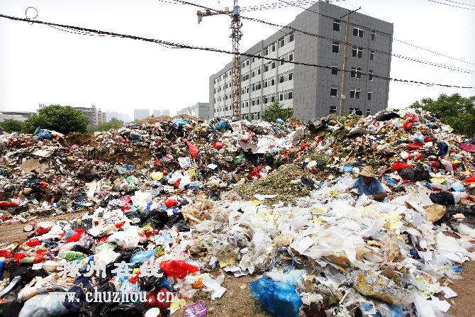 滁州在线-滁州要闻-天乐路成了垃圾堆放场？