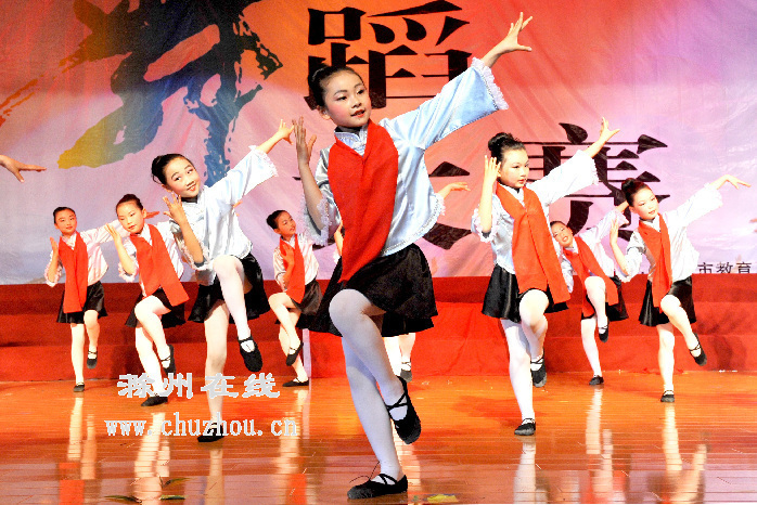 滁州在线-社会民生-滁州：快乐起舞 童心飞扬