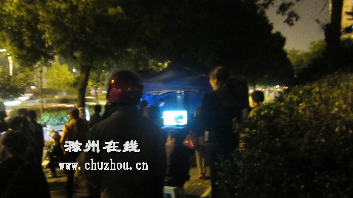 滁州在线-社会民生-滁州：小区旁建唱歌篷