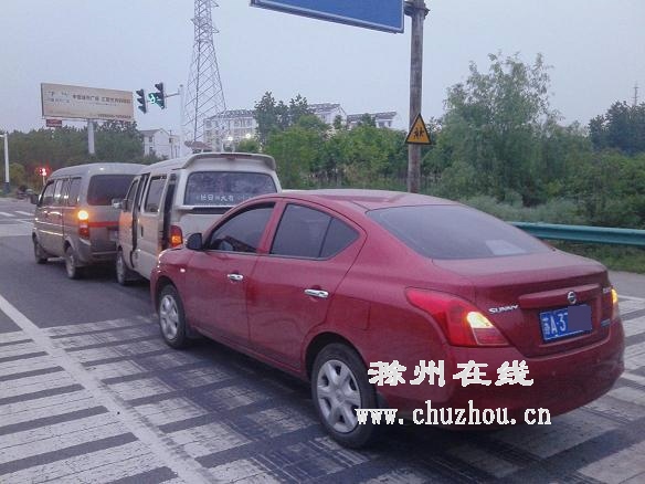 滁州在线-社会民生-错把油门当刹车，三车追尾