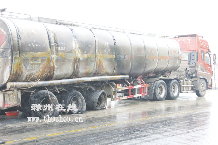 滁州在线-社会民生-货车后轮自燃，危化品泄漏