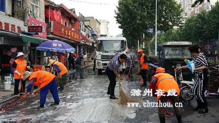滁州在线-社会民生-滁州：环卫集中给市区油腻道路“洗脸”