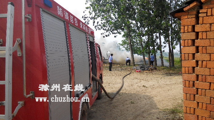 滁州在线-社会民生-村民开着宝马收麦子 着火被毁