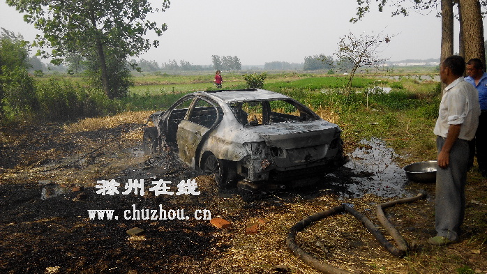 滁州在线-社会民生-村民开着宝马收麦子 着火被毁