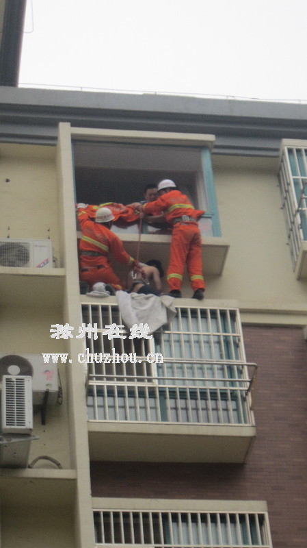 滁州在线-社会民生-小偷被困窗台，居民报警施救