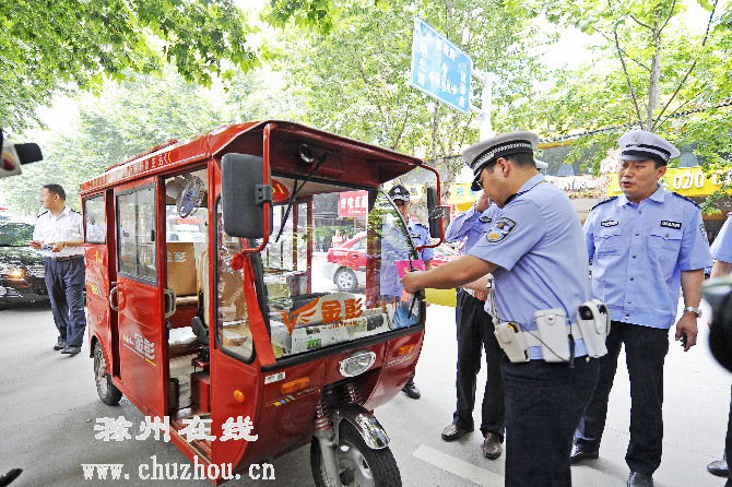 滁州在线-滁州要闻-联合执法整治“三小车”