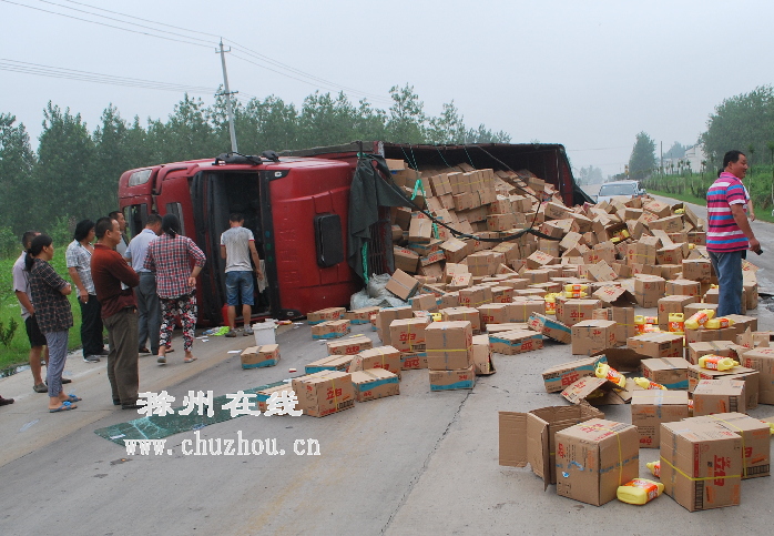 滁州在线-社会民生-货车侧翻,千箱洗洁精铺满马路 滁州在线-社会民生-货车侧翻,千箱洗洁精铺满马路