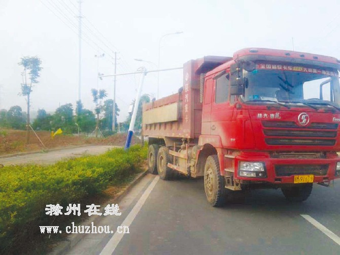 滁州在线-滁州要闻-梦中撞倒电线杆