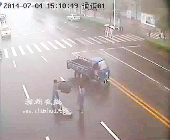 滁州在线-社会民生-大雨中，路人为受伤老太撑伞遮雨