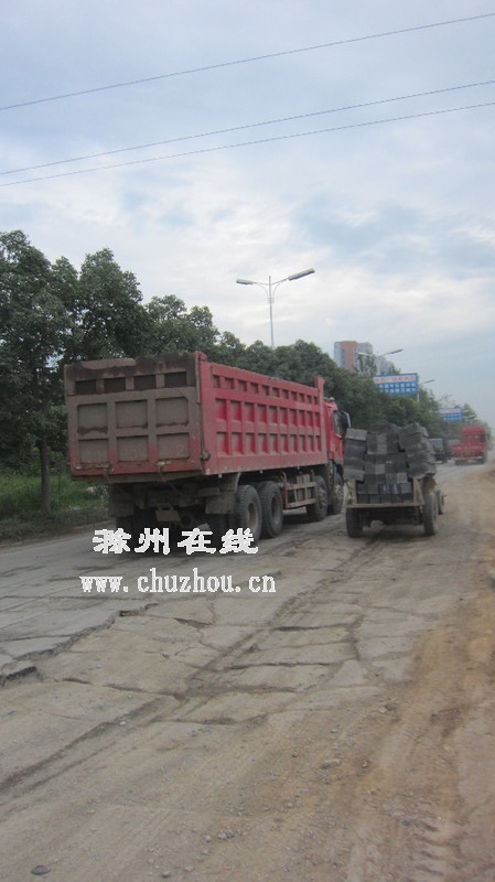 滁州在线-社会民生-坑洼不平的路面 滁州在线-社会民生-坑洼不平的路面