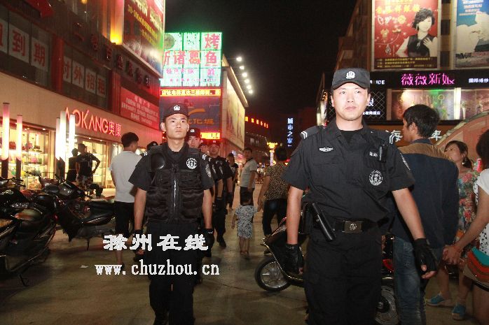 滁州在线-社会民生-全椒特(巡)警闹市街头守护平安
