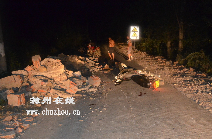 滁州在线-社会民生-路上一堆砖 撂倒摩托车