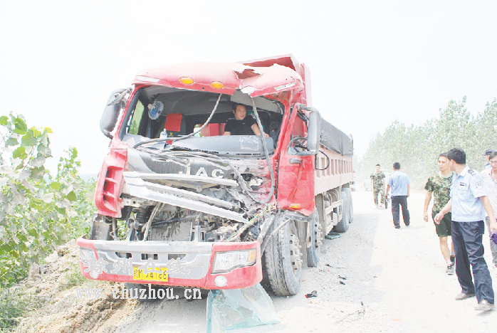 滁州在线-社会民生-滁州明光：前车扬尘 后车追尾
