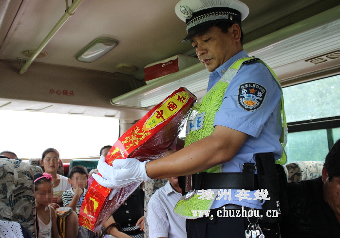 滁州在线-社会民生-滁州：超员客车内藏着大盘鞭炮
