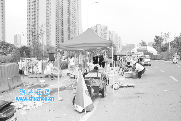 滁州在线-社会民生-滁州：南湖四期游泳场门口乱得不像样