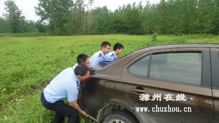 滁州在线-社会民生-轿车误入歧途，陷入河边泥沟