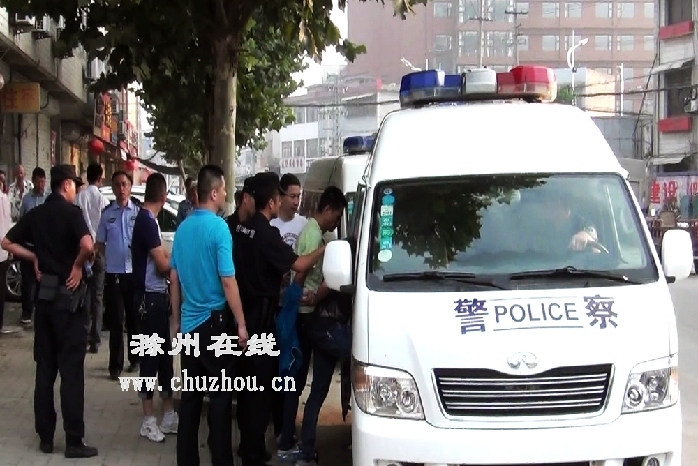 滁州在线-社会民生-滁州凤阳：警方捣毁一特大赌窝