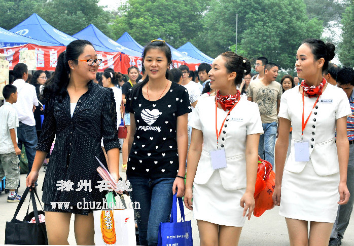 滁州在线-社会民生-滁州：新生报到别样景