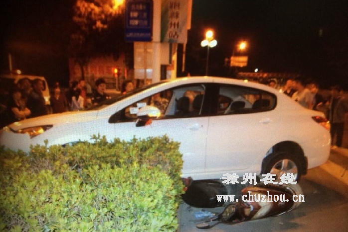 滁州在线-社会民生-轿车骑上电动车