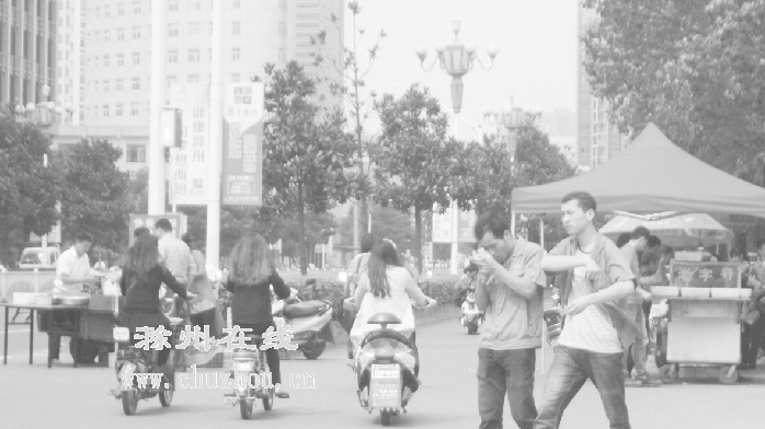 滁州在线-社会民生-滁州：大马路上卖盒饭 市民叫苦路难行