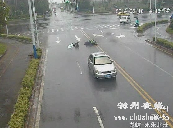 滁州在线-社会民生-滁州:妈妈骑车载女儿闯红灯被撞翻 滁州在线-社会民生-滁州:妈妈骑车载女儿闯红灯被撞翻