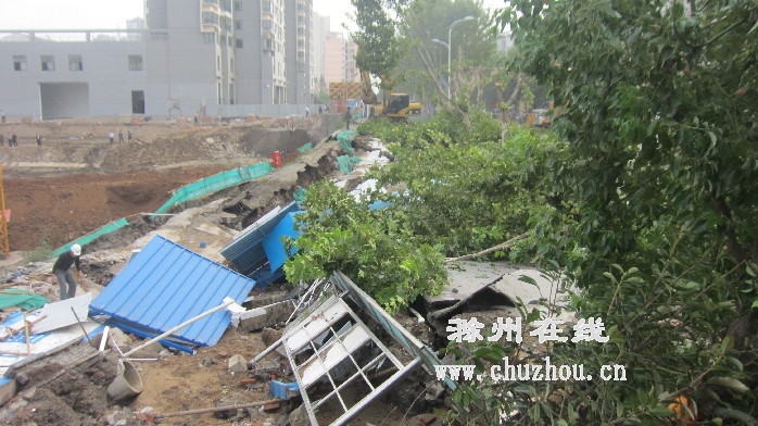 滁州在线-社会民生-滁州：工地旁，数十米路面轰然坍塌