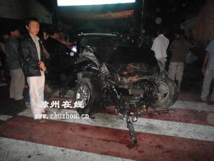 滁州在线-社会民生-男子喝得烂醉，车头撞得粉碎