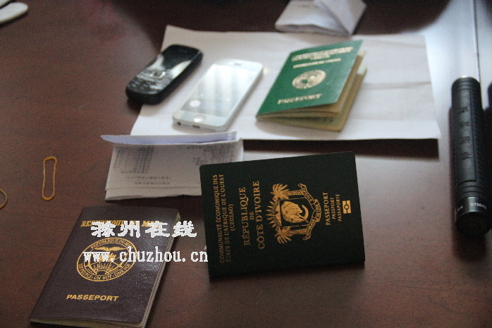 滁州在线-社会民生-黑人男子被拘警方控制