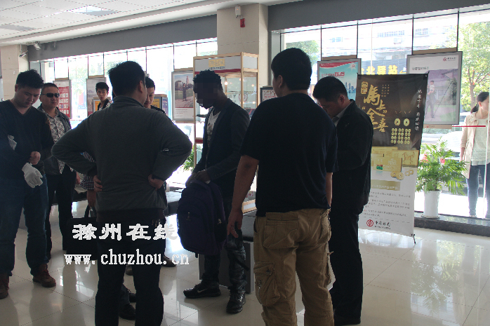 滁州在线-社会民生-黑人男子被拘警方控制