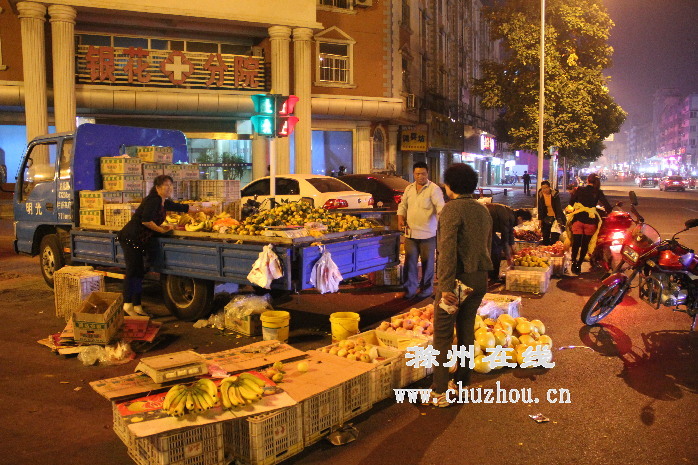 滁州在线-社会民生-仍有水果摊贩堵路经营