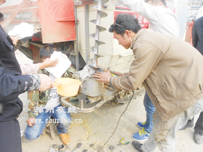滁州在线-社会民生-无意启动收割机 差点绞掉儿子手