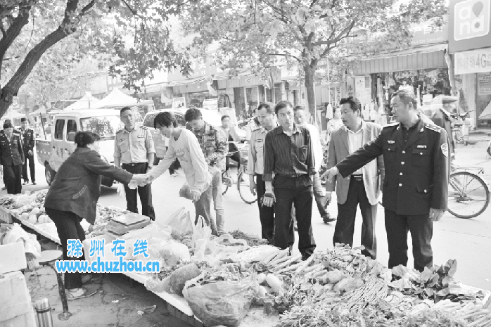 滁州在线-社会民生-正规菜场不愿进 赖着马路搞经营