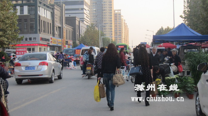滁州在线-社会民生-小贩疯狂占道 快车道变街市 滁州在线-社会民生-小贩疯狂占道 快车道变街市