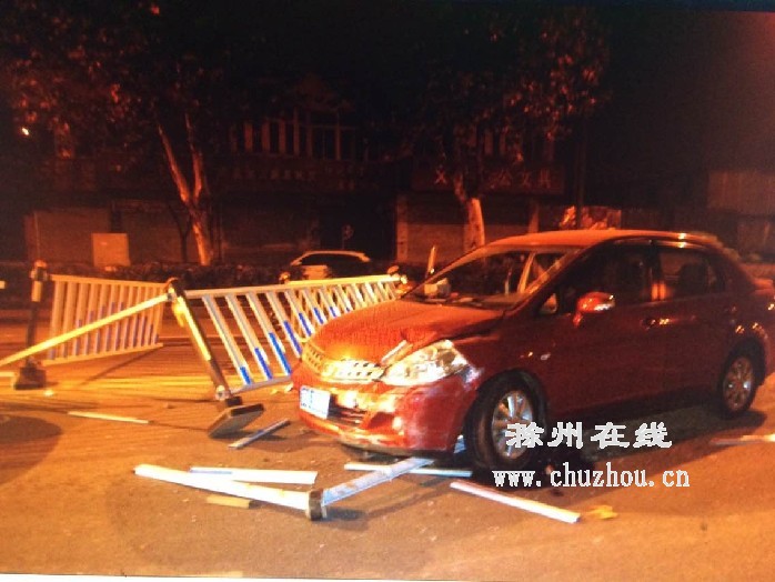 滁州在线-社会民生-滁州:男子开车打瞌睡撞路中护栏 滁州在线-社会民生-滁州:男子开车打瞌睡撞路中护栏
