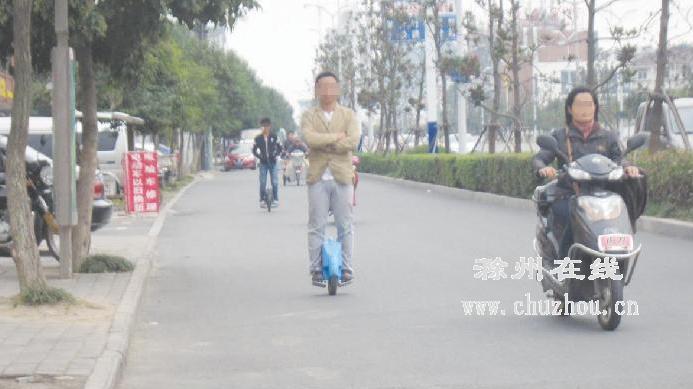 滁州在线-社会民生-滁州：独轮车“飘行”街头