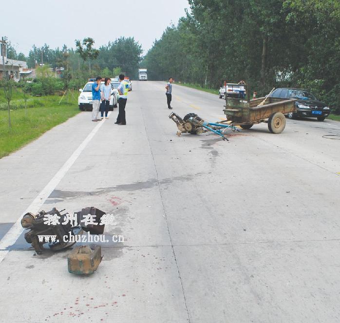 滁州在线-社会民生-与轿车激烈碰撞，拖拉机身首异处