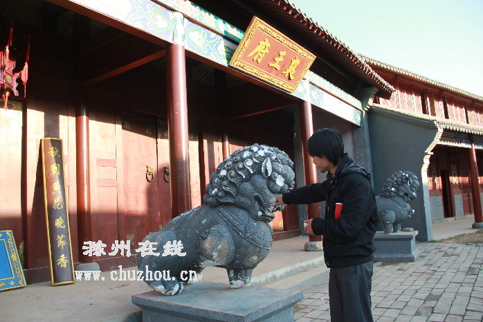 滁州在线-社会民生-滁州：影视城碰上“熊孩子”