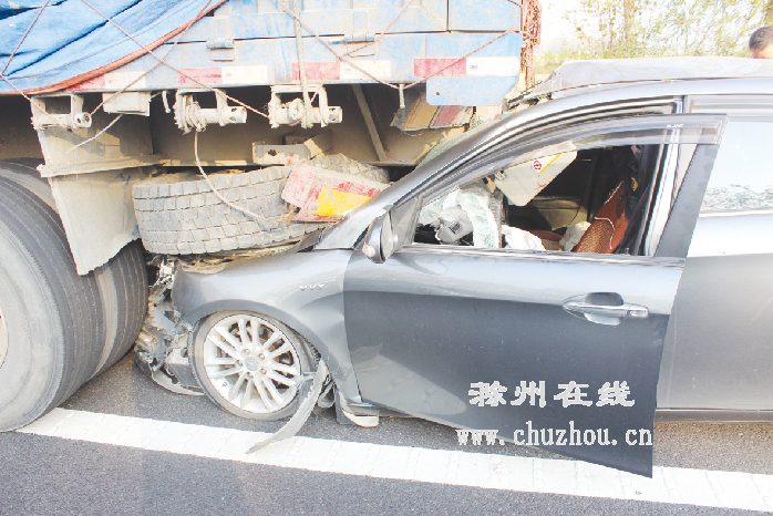 滁州在线-社会民生-轿车钻进货车尾部
