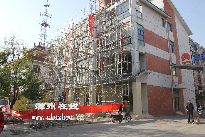 滁州在线-社会民生-滁州:违规设置店招 城管现场叫停 滁州在线-社会民生-滁州:违规设置店招 城管现场叫停