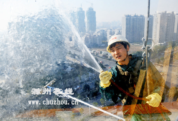 滁州在线-社会民生-滁州：“蜘蛛人”为高楼“洗脸”