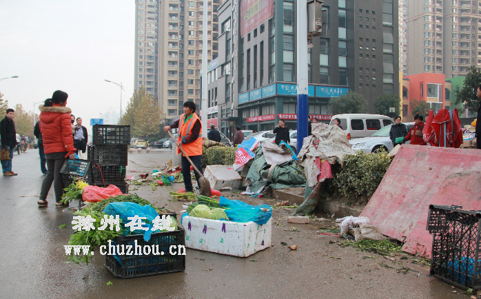 滁州在线-社会民生-滁城永乐路“整容” 个别摊贩追砍城管