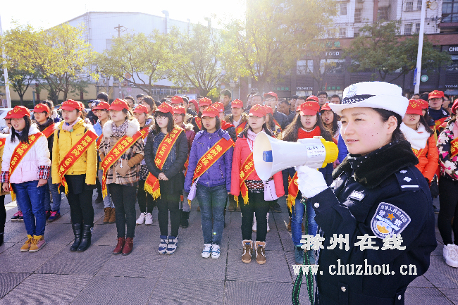 滁州在线-社会民生-滁州：交通安全日 交警送平安