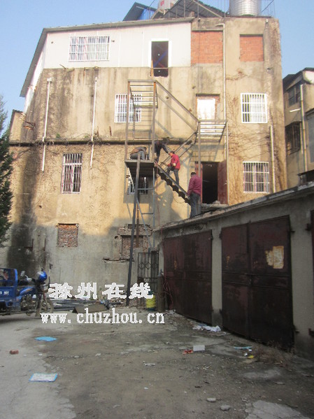 滁州在线-社会民生-浴场砸小区院墙,要建消防通道 滁州在线-社会民生-浴场砸小区院墙,要建消防通道